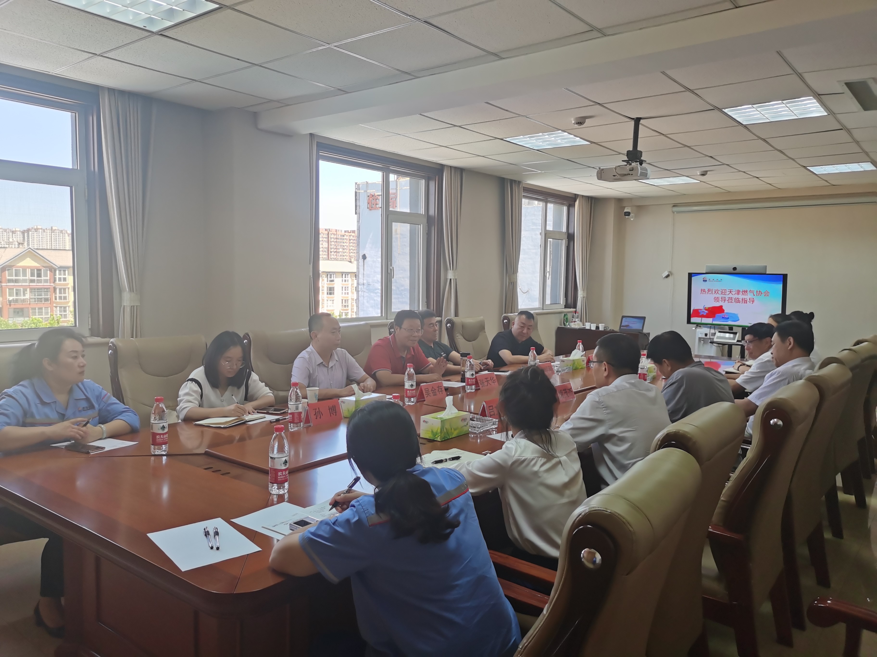天津市燃?xì)庑袠I(yè)協(xié)會(huì)領(lǐng)導(dǎo)在涿州公司慰問(wèn)座談.jpg